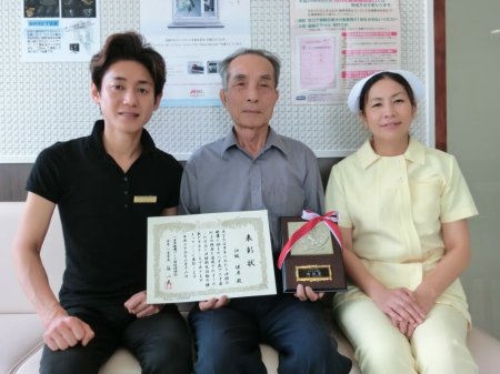 8020運動の表彰を受けたオーキッド歯科の患者さま