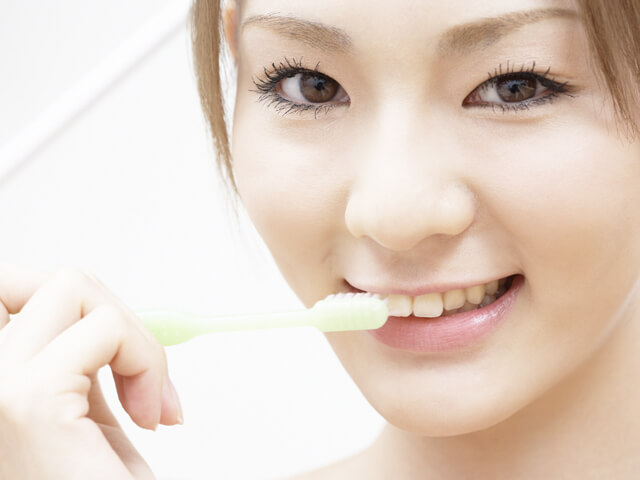 歯磨きをする女性